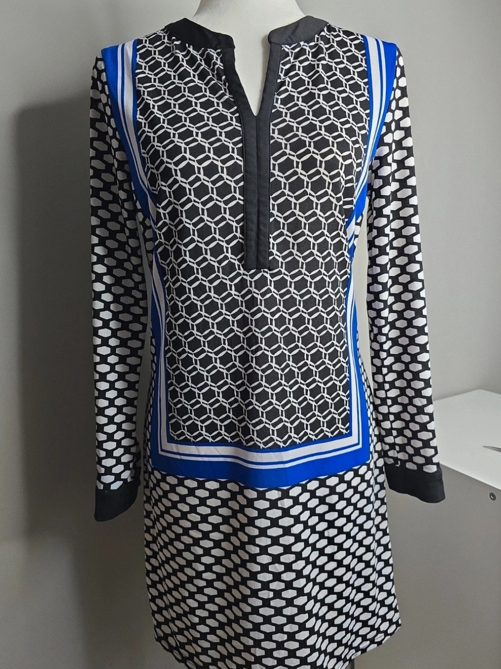 Women's Black & Blue Geometric Long-Sleeve Shift Dress